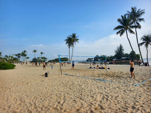 Singapore's UV rays are incredibly strong; we got a severe sunburn after just half a day at a water park, causing my shoulders to be in pain for the rest of the trip.