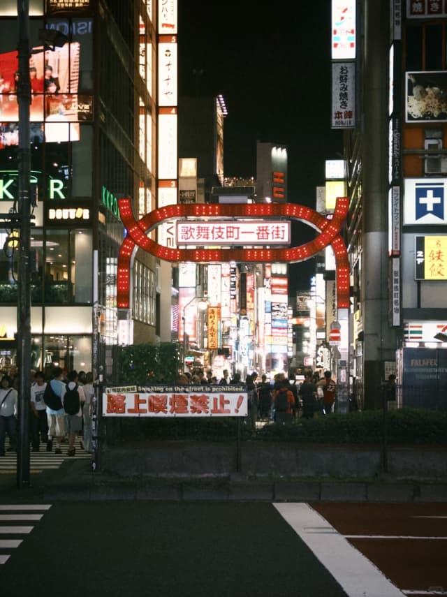 Located in Kabukicho, Teppan Baby has an izakaya-like atmosphere where you can sit at the counter and watch the chefs prepare your okonomiyaki right in front of you—a fantastic experience!