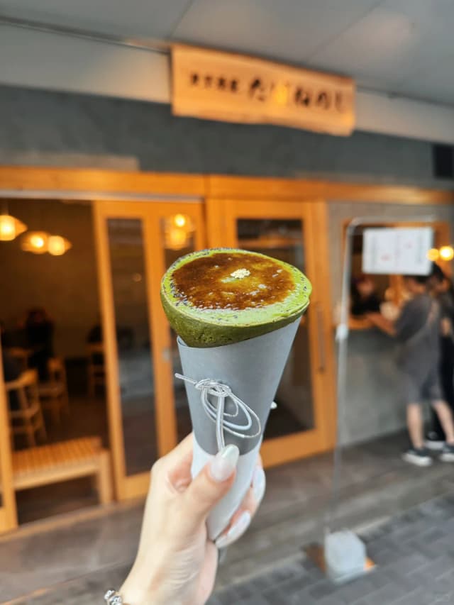 An absolute delight for matcha lovers! This crepe features a caramelized top layer, with an inner layer of ice cream and crispy strawberries. Delicious with a taste that lingers on.
