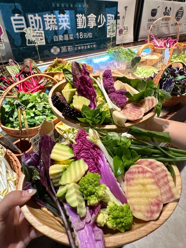 The hotpot broth is so fresh and delicious! I could drink two big bowls of it all by itself.