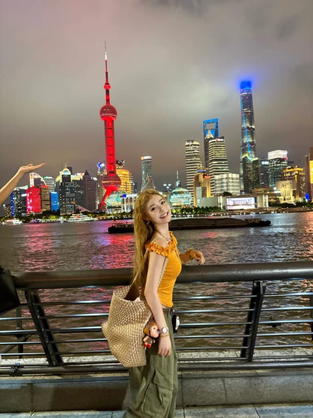 The signature 'Crab All-In' is fantastic. The crab meat is so plump, and one bite is incredibly satisfying!