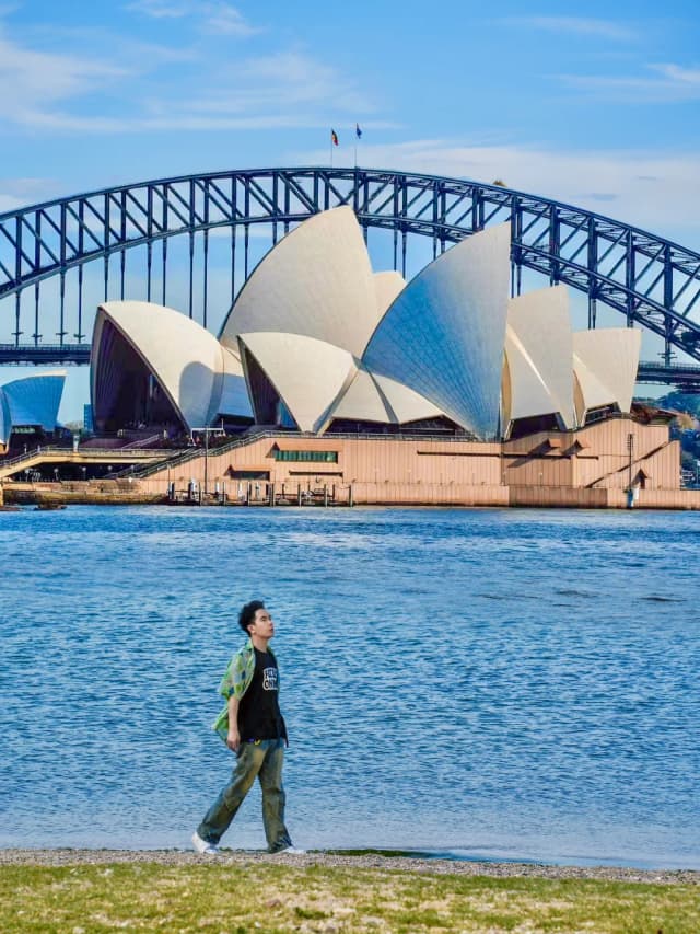 Discover Sydney's iconic coastline with a 6km hike from Bondi to Coogee Beach in just 2-3 hours, offering breathtaking ocean views.