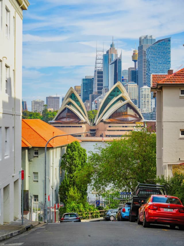 When the airplane penetrates the clouds, the Sydney Opera House looks like white sails and the Harbour Bridge's steel arc unfolds along the coastline, capturing the romance of falling in love at first sight.