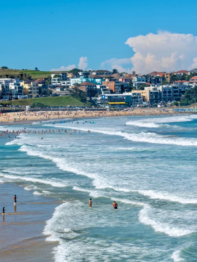 The 6-kilometer Bondi to Coogee coastal hike takes 2-3 hours, and for a more comfortable experience, start from Bondi in the morning or Coogee in the afternoon to avoid the sun.