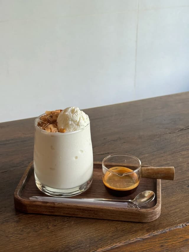 Pairing broken rice with a cup of Thai Milk Tea? I loved it to death!