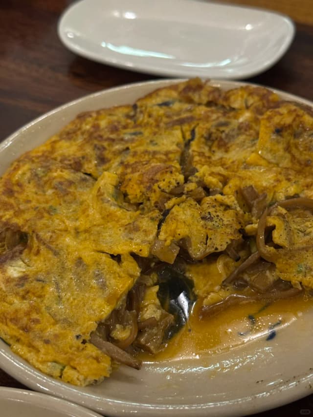 The Mushroom Omelette is a must-try; the egg is soft and tender with a runny center, and the mushrooms are incredibly fragrant!