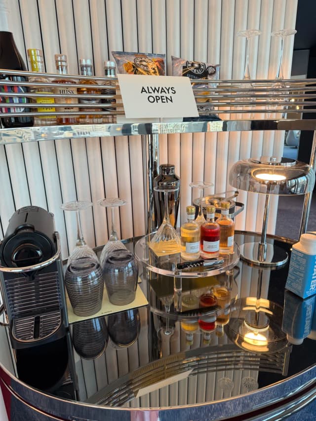 The sunset and pool view on the 29th floor is full of atmosphere, making it the perfect place to enjoy drinks.