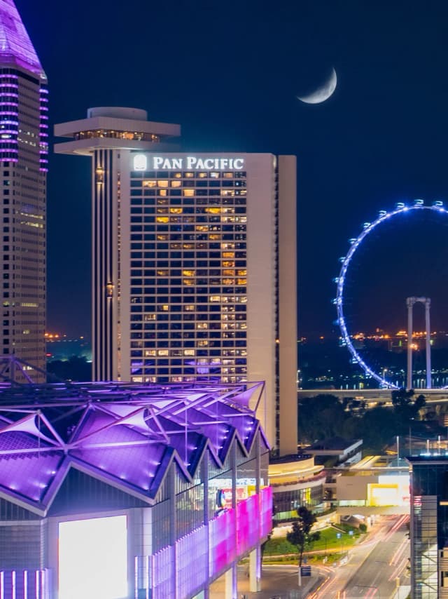 I absolutely loved my Marina Bay view room at the Pan Pacific Singapore; the balcony offers an incredible panorama of the city skyline, the Merlion, Gardens by the Bay, and the Singapore Flyer.