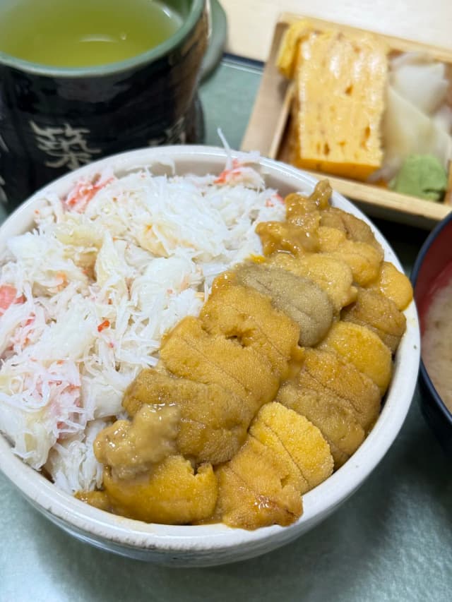 At Sushikuni in Tsukiji Market, the sea urchin and crab meat were not fresh at all, the portions were small, and it cost 7,000-8,000 yen. Avoid this place.