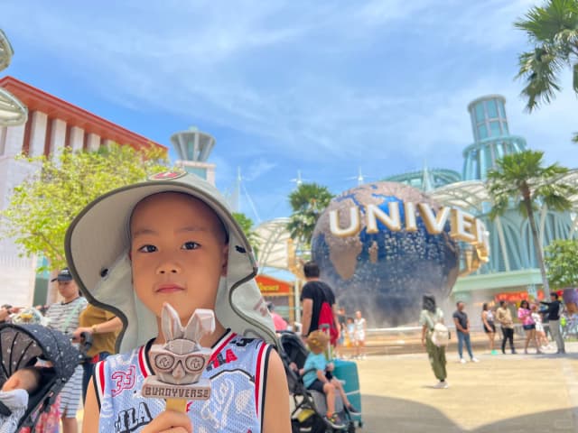 For a parent-child vacation, a hotel on Sentosa Island is the top choice, making it convenient to visit Universal Studios and the beaches.