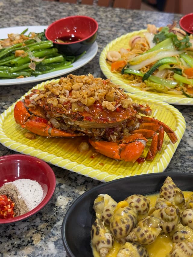 At 353/3 Phạm Ngũ Lão, a friendly couple offers incredibly cheap durian, and they'll even top it up if the fruit isn't fleshy enough!