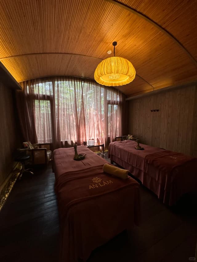 Sunset cocktails with the sound of splashing water—more chill than any bar.