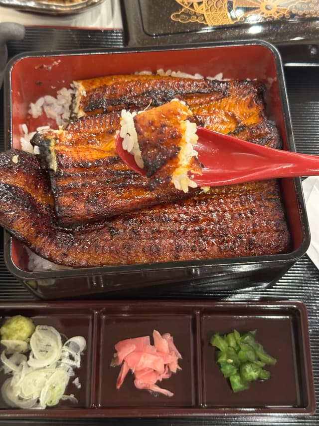 You can enjoy a grilled eel rice bowl for just over a hundred yuan, and the taste is just as good as the more famous restaurants.