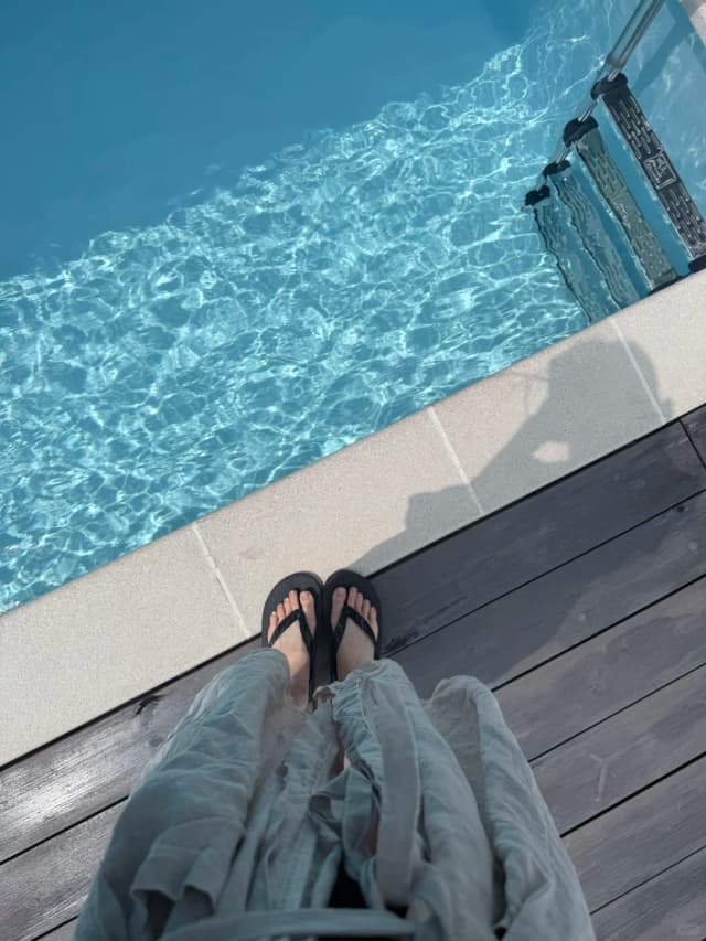 I was stunned the moment I walked into the lobby—the antique decor, oil paintings, and warm wooden furniture instantly transport you to the vintage South Seas.