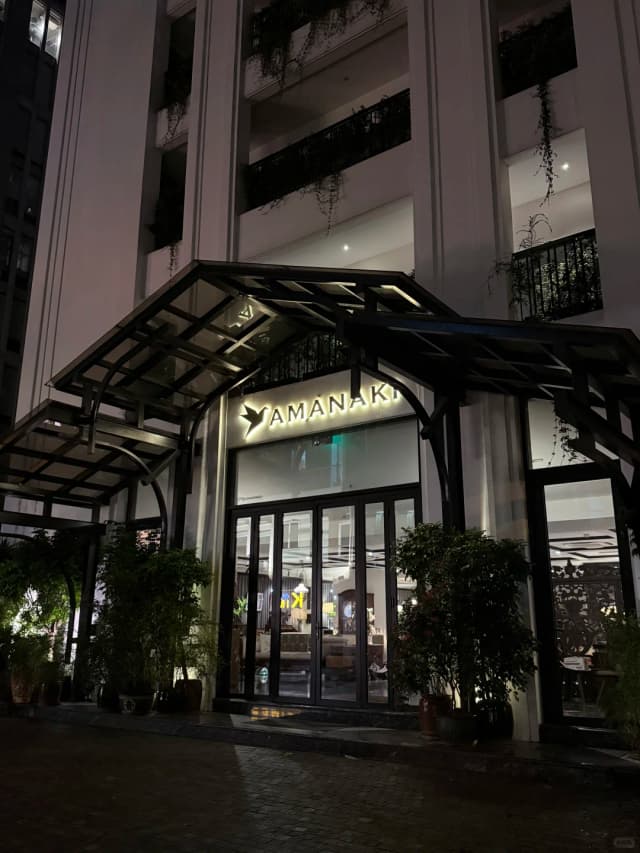 Stepping into the lobby, I was instantly amazed by the antique decor and landscape paintings that transported me back to old Nanyang.