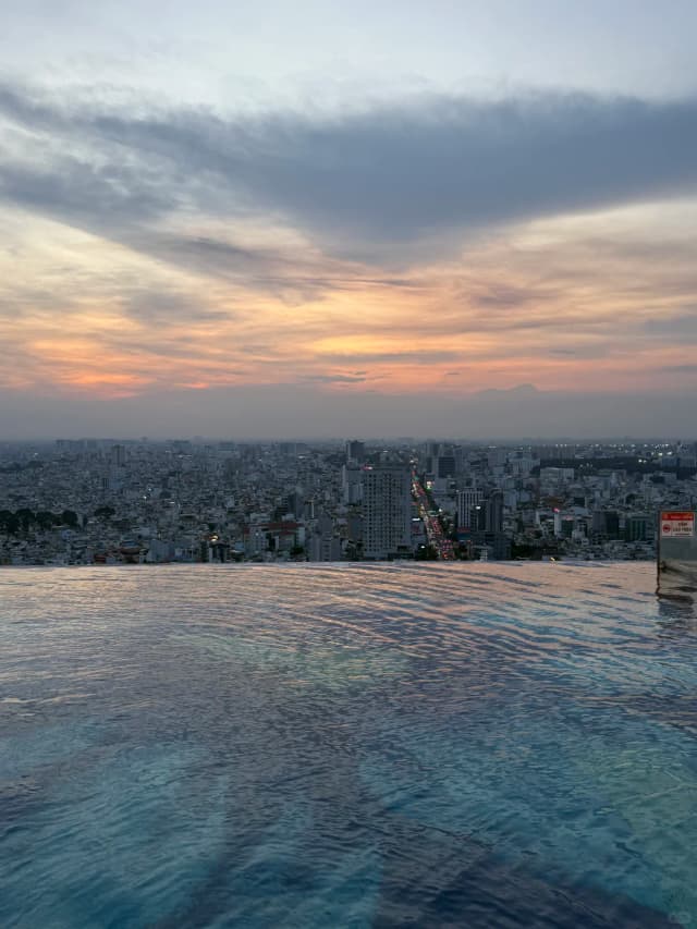 Stayed at Vila Saigon for the pool; the wind is really strong and the scenery is great.