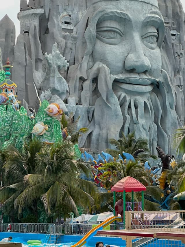 Upon entering, I experienced an eye-opening sense of wonder and was humored by the various giant installations.