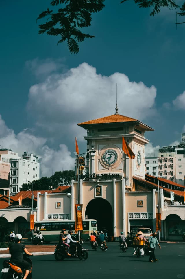 Remember to bring enough cash! Most stalls only accept cash payments.