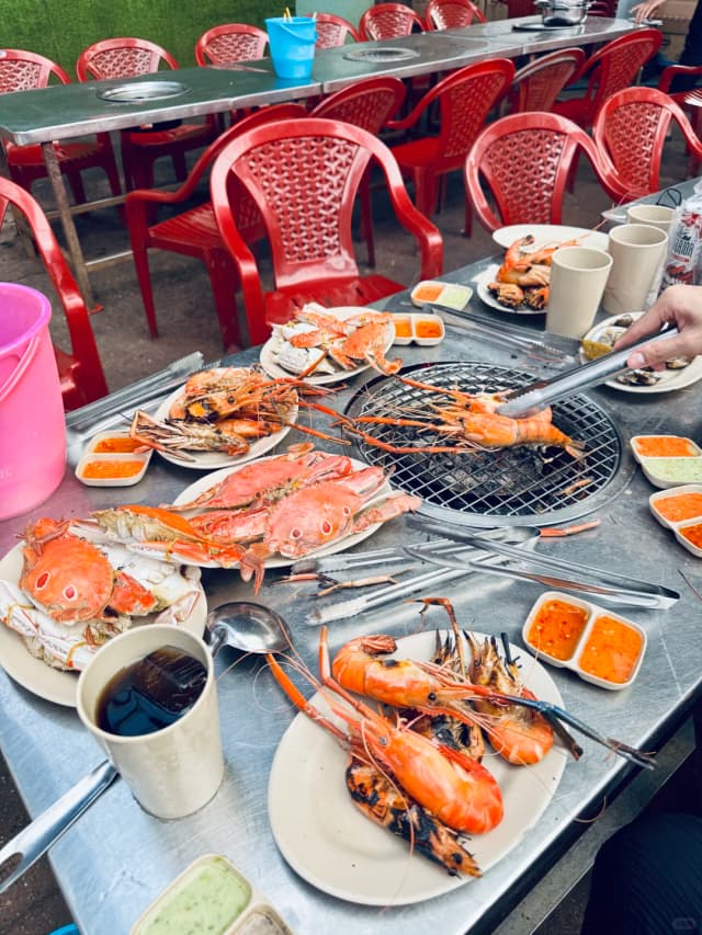 A local took us to this spot, and the big-head shrimp, crabs, and various seafood were incredibly fresh—a must-visit that won't disappoint!