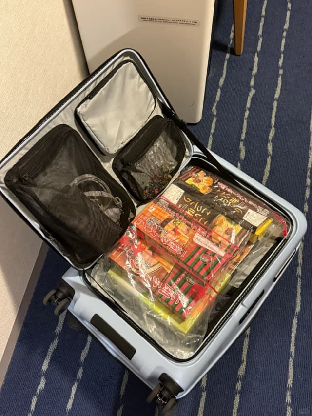 Japanese hotels are very small; a suitcase laid flat will make it impossible to walk, but a side-opening one perfectly solves this problem.