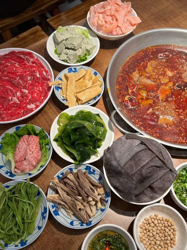 No QR code ordering, just a handwritten menu—it truly feels like dining at a small, local hot pot shop back in Chongqing.