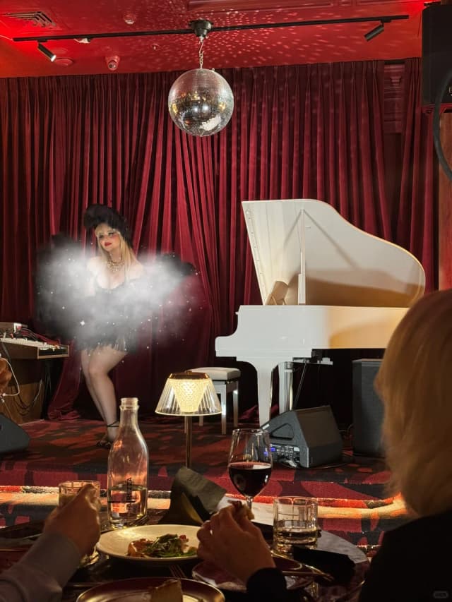 After the performance and meal, the lights change directly into a small clubbing party where everyone dances on the floor, creating an amazing atmosphere.