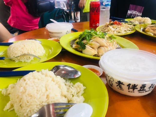 For the Supertree Grove light show, lie under the trees and watch the fantastical performance of intertwined light and music—the atmosphere is absolutely magical!