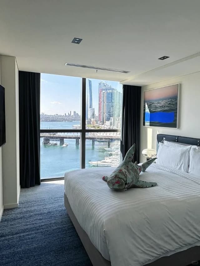 From here, strolling along the waterfront promenade, iconic attractions like Sydney Opera House, Circular Quay, Royal Botanic Garden are easily accessible.