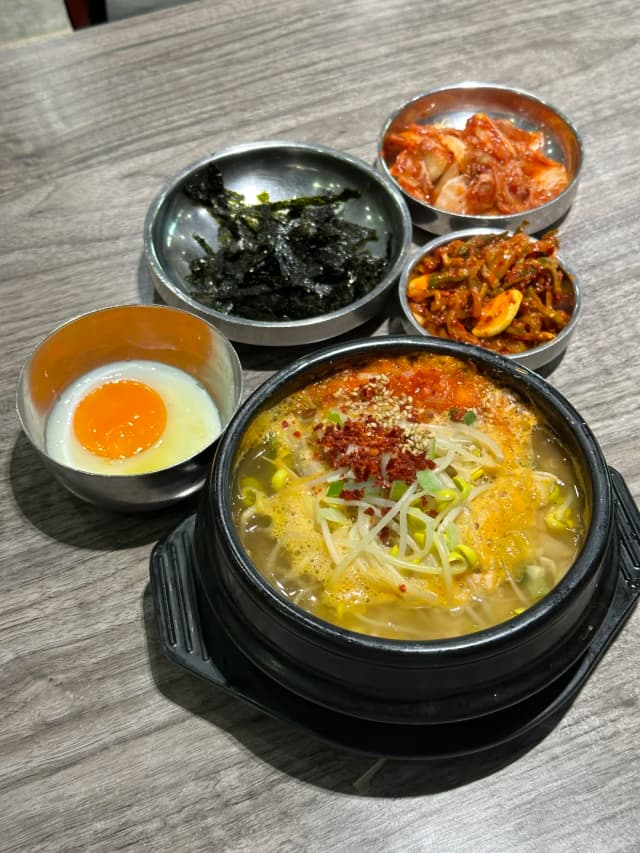A taste so authentic, it's certified by Koreans themselves—every time I go, there are more customers speaking Korean than Chinese.
