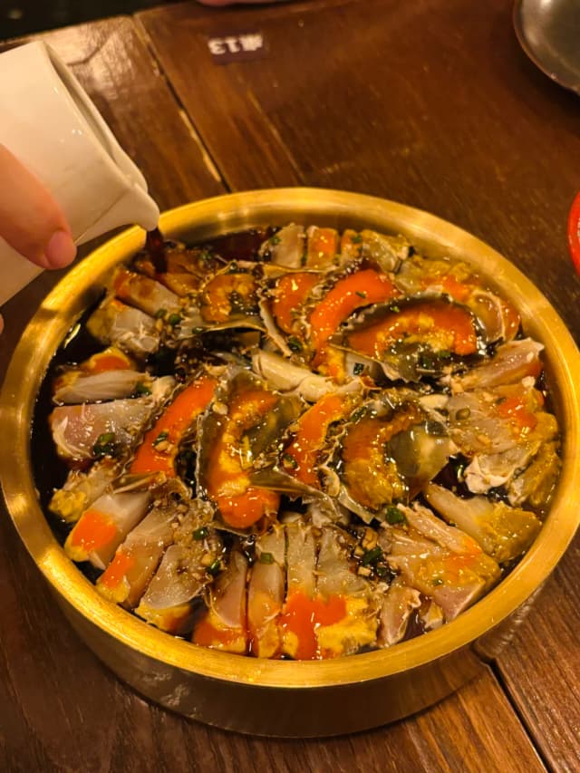 Their signature Jiansheng Crab is a must-order; the wine aroma is rich without overpowering the crab's fresh sweetness, and the roe just melts in your mouth.
