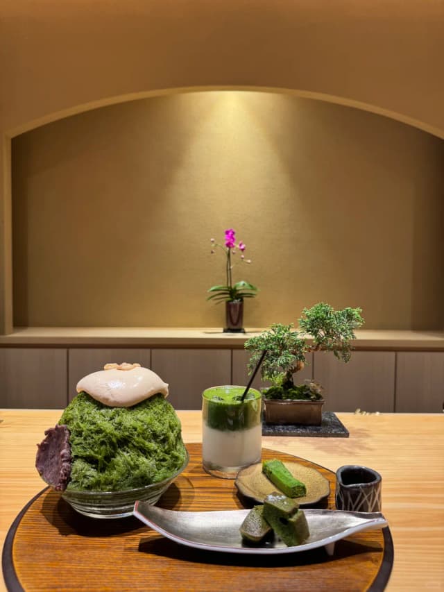 In this intimate shop with only six seats, you can watch the staff handcraft your matcha shaved ice right before your eyes—a truly special experience!