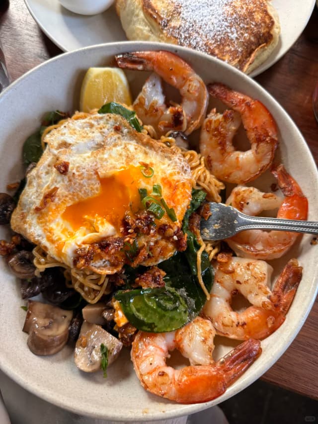 If Piña's queue is too long, try Truffles across the street for a delightful brunch.