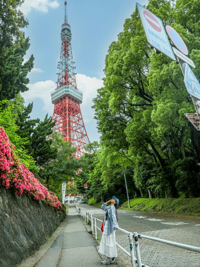 For the ultimate artistic vibe, find bench #18 in Shiba Park and capture your shot with the Tokyo Tower in the background.