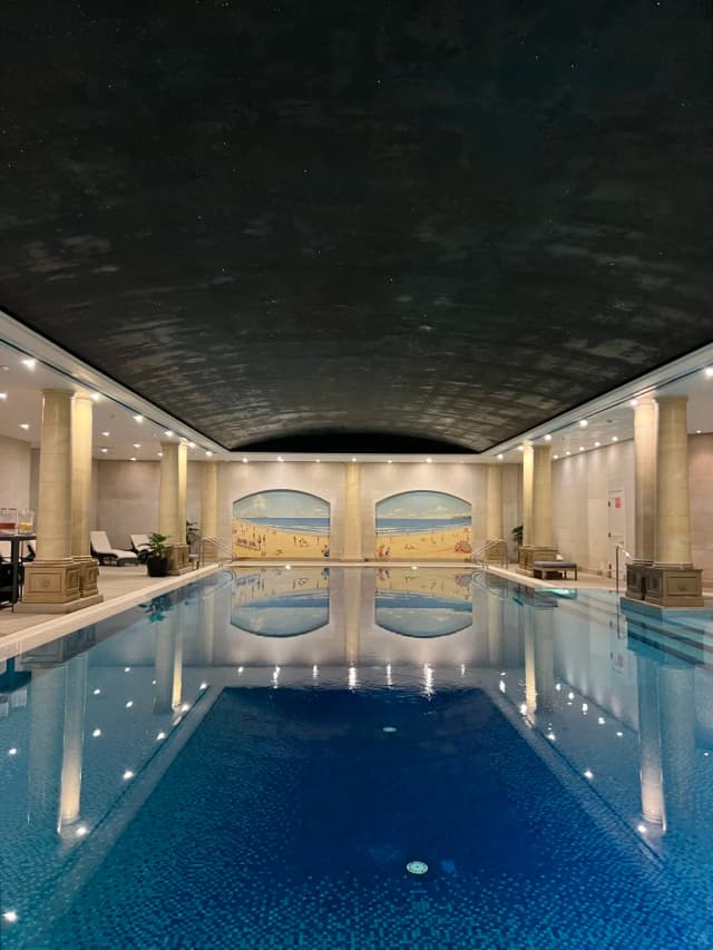 The so-called starry sky ceiling swimming pool also feels quite dilapidated.