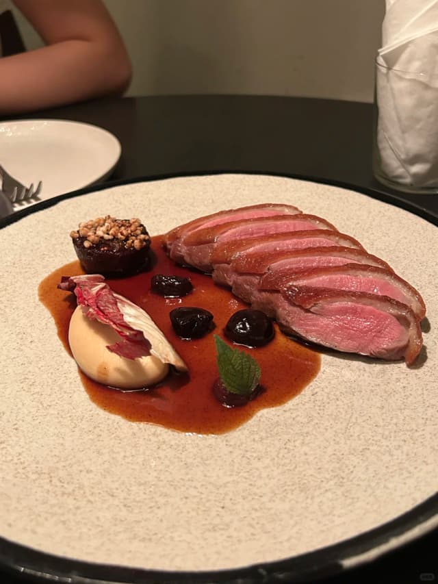 One bite of the fish sauce marinated beef cheeks fills your mouth with a rich marinade—a wonderfully harmonious fusion of flavors.