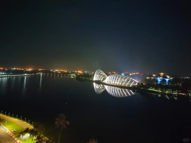 Pro-tip for arriving in Singapore: The airport MRT ticket counter is cash-only, so make sure to exchange some money before you try to buy a transport card!