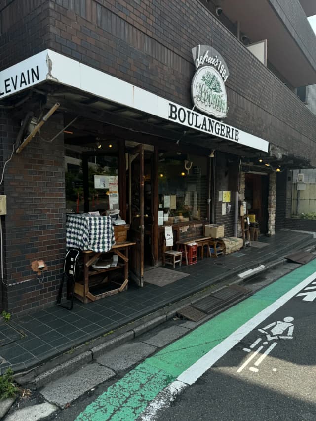 Levain is like a little brunch cabin with a country atmosphere; I recommend the red bean butter bread and the wonderfully chewy thick-cut toast.
