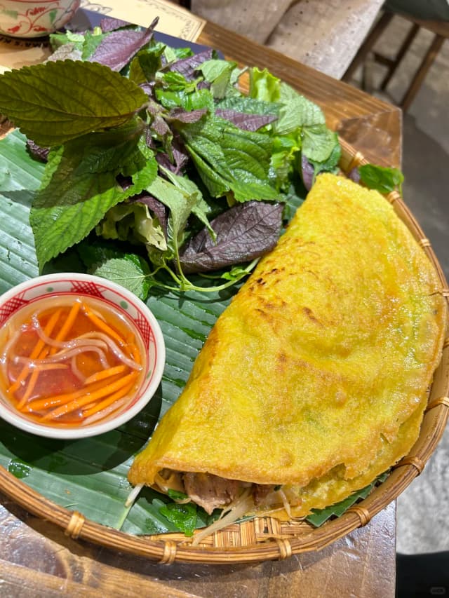 The grilled meat vermicelli wrapped in perilla leaves at Michelin-recognized Bếp Mẹ Ỉn is simply culinary art.