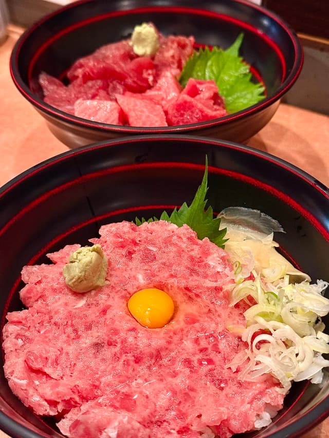 It's truly expensive, and the seafood is truly fresh, but honestly, many stalls have prices that are a rip-off for tourists.