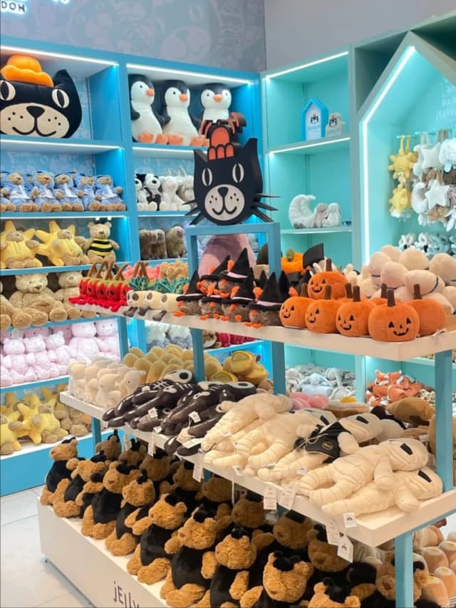 Hop on a vintage Vespa to ride through Kampong Glam, where you can encounter vibrant street art and have a chat with local artisans.