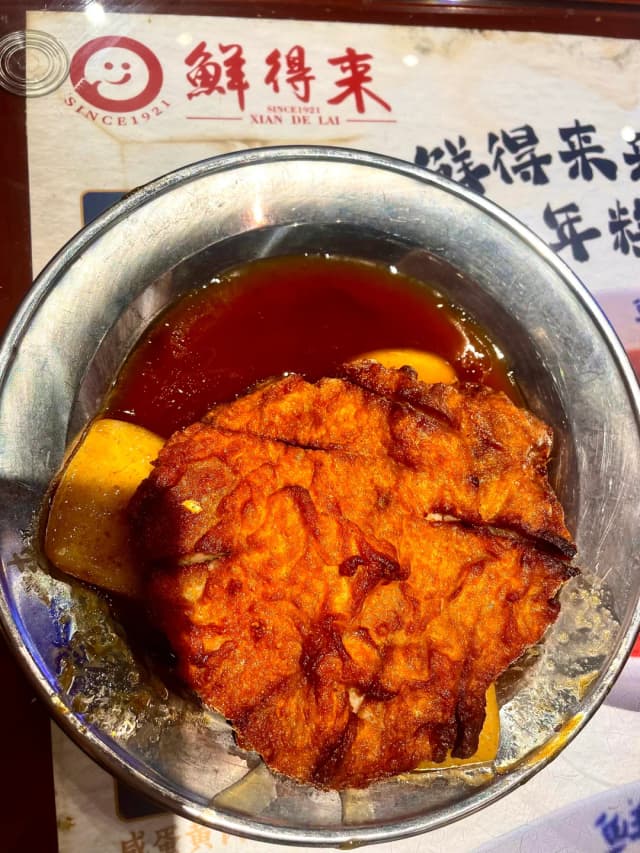 One bite and the rich, fatty aroma explodes in your mouth—truly the 'luxury experience' of the burger world!