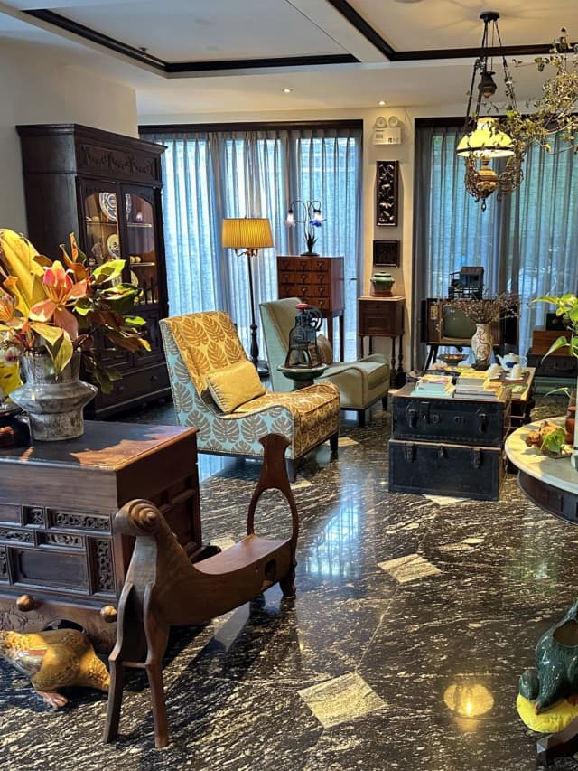 With its antique decor and warm wooden furniture, it felt like instantly traveling back to the old Nanyang.