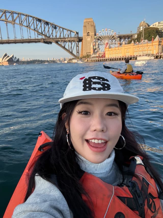 Professional Mandarin-speaking guides lead kayaking to ensure a more enjoyable and happy experience.