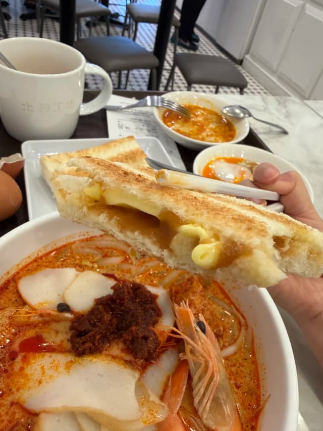 I personally feel that Toast Box's kaya toast is more delicious than Ya Kun's.