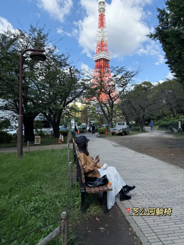 Among the city's many lights, Tokyo Tower is undoubtedly the most eye-catching.