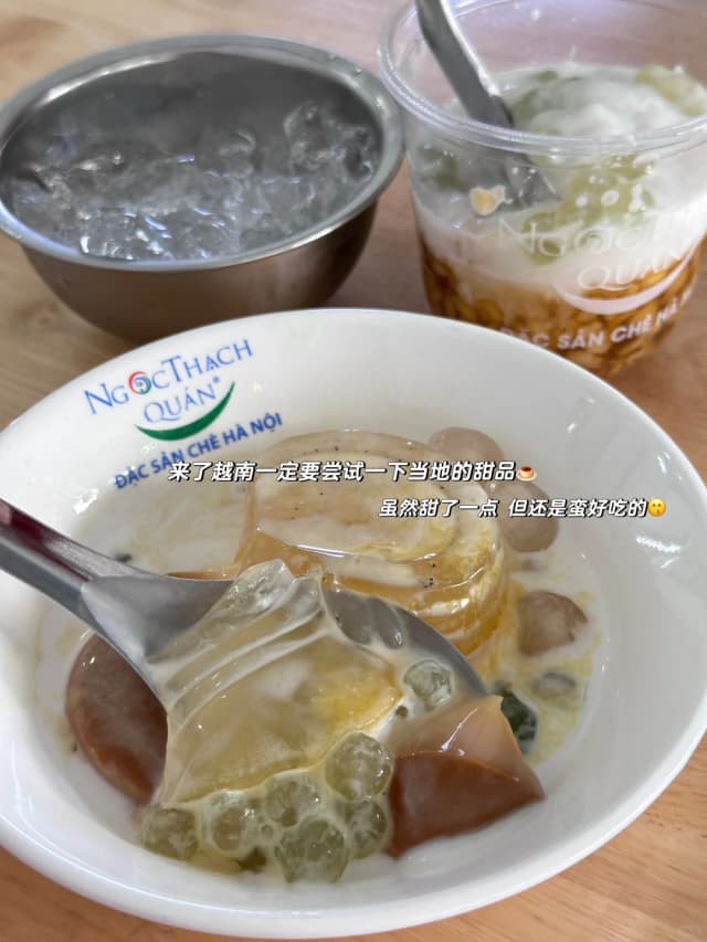 The cheese on the durian pizza can stretch half a meter long, and the sweet, glutinous durian flesh is so fragrant it'll make you stomp your feet!