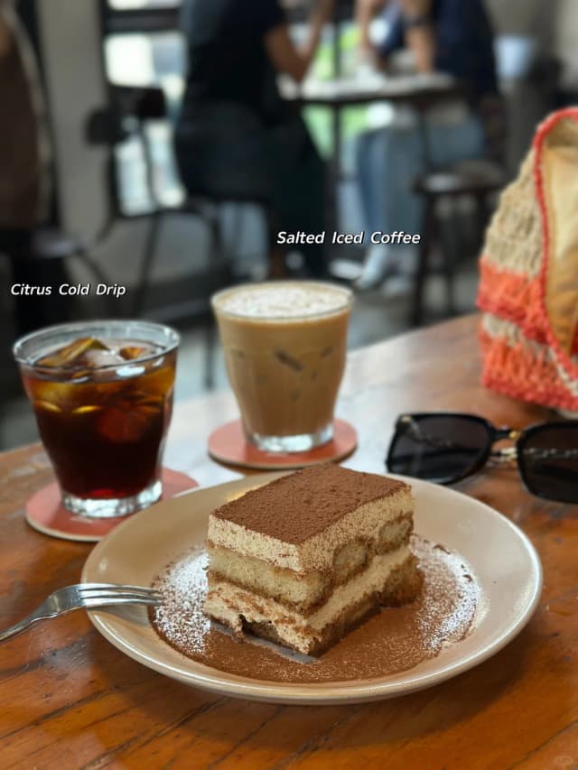 This is the best coconut coffee so far—the coffee's bitterness and the coconut's sweetness blend perfectly, making it an incredibly refreshing and smooth drink for the Ho Chi Minh heat.