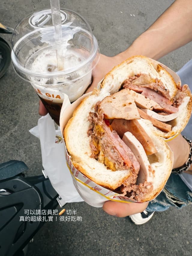 This crispy baguette, packed with flavorful fried meat and a chicken liver pâté 'taste bomb,' is perfectly balanced with refreshing pickles, delivering an impactful satisfaction.