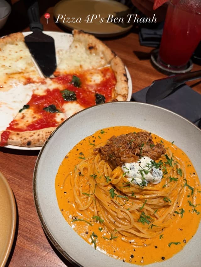 At Pizza 4P's, the crab pasta is so rich with a great chewy texture, and the 4-cheese pizza drizzled with honey is so creamy and fragrant I could roll on the floor with delight.