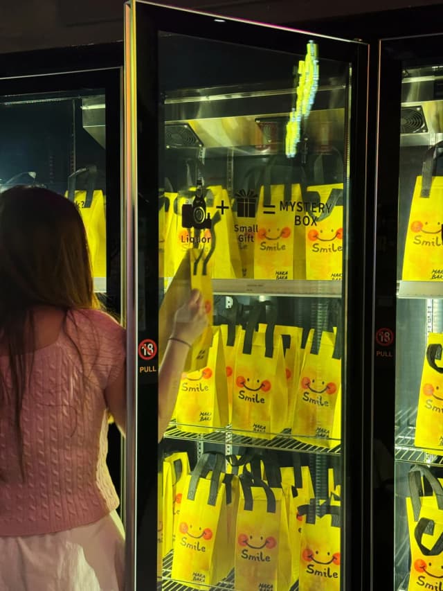 The blind box combo with mango soda and gin creates a surprisingly delightful DIY drink experience!